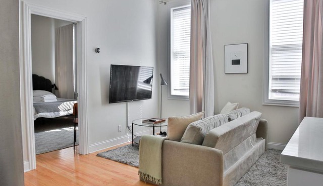 FRONTDESK Updated West Town 2 BR Apt with W&D