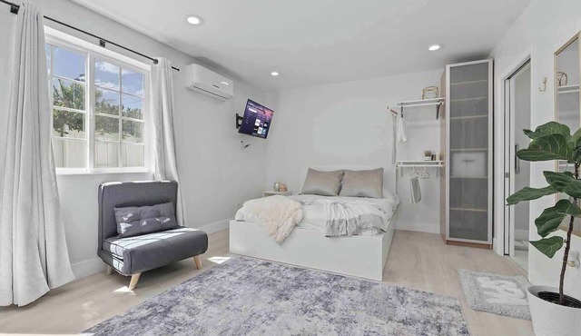 *Full Guest | Luxury Modern Home * Pets Welcome!*
