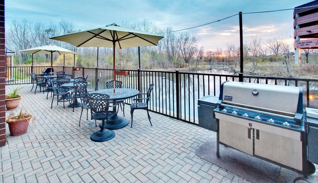 Fully-Equipped Suite | Complimentary Breakfast in Oakbrook Terrace