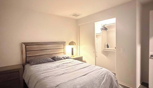 Fully Furnished 1BR Downtown w/Wi-Fi Parking