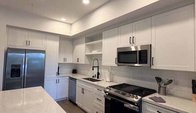 Fully Furnished 1BR in Misson Valley w/Parking