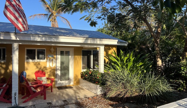 Fully furnished studio, 50 yards from ocean, shared pool, fishing-jetty