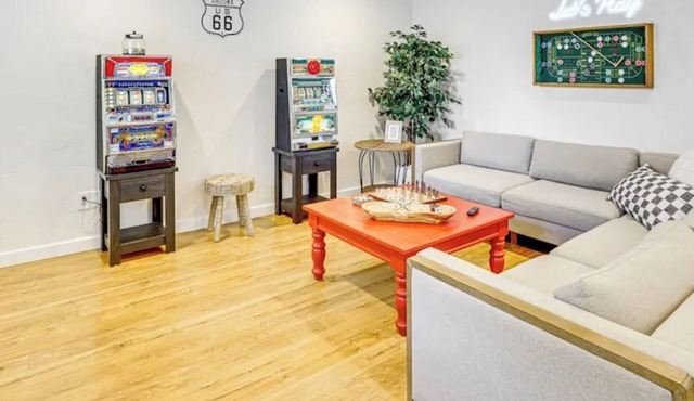 Game Night Condo - Less than 2 min to BSU - Downtown - Seasonal Pool - Slots and Over 100 games.