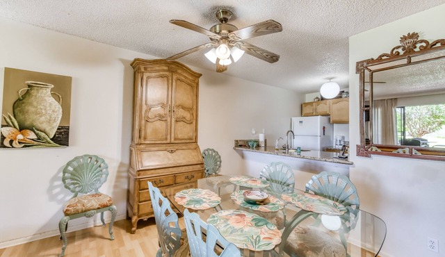 Garden View, Ground-Floor Condo w/Lanai & Shared Hot Tub/Pool - Walk to Beach