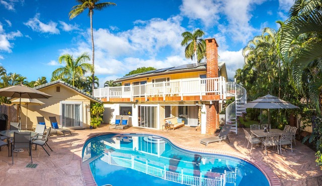 Gated Estate with Private Pool, Walk One Block to Beach or 8 blocks to Lahaina
