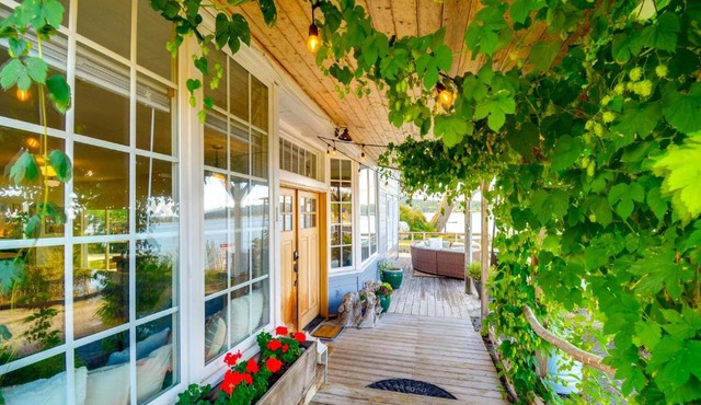 Gig Harbor Historical Beachhouse in Wollochet Bay!
