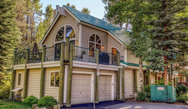 Gorgeous lakefront escape with fireplace, close to skiing in Truckee