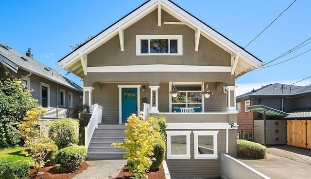 Grand Craftsman - 2900sf, parking, yard. partial AC. 93 walkscore SeattleStays