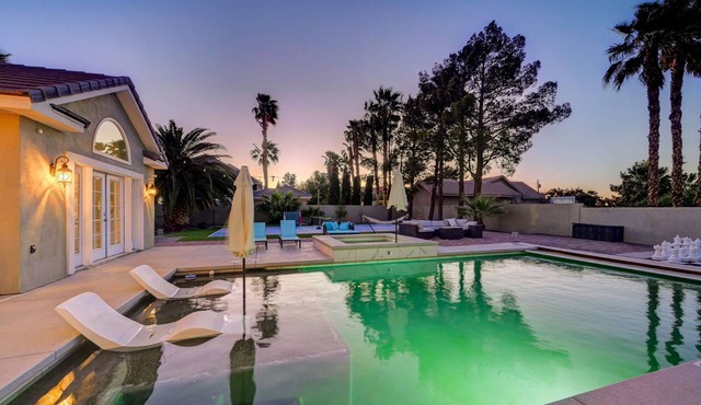 Grand Villa! Pickleball & GameRoom! 12 mins to the strip!