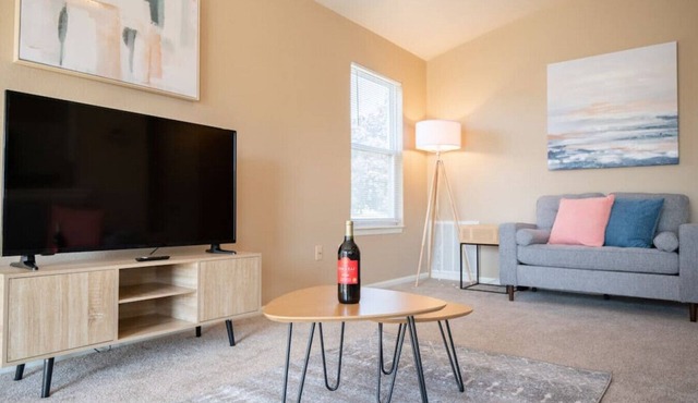 GRAUHAUS - Tasteful 3BD w/KING bed in Pekin