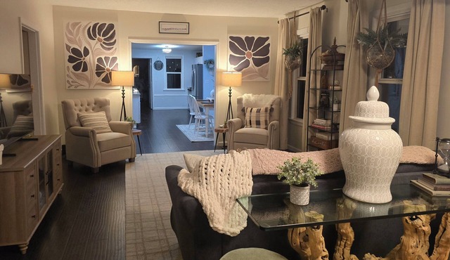 Great Group Gathering Spacious 5-bd/2.5 B house 2 Kitchens, Hot Tub, Large Yard