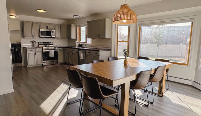 Group Base Camp - Sleeps 15+, 2x Game Rooms, Hot Tub in Grand Junction