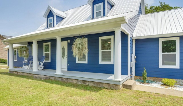 Group Getaway: Lakefront Retreat in Fayetteville!
