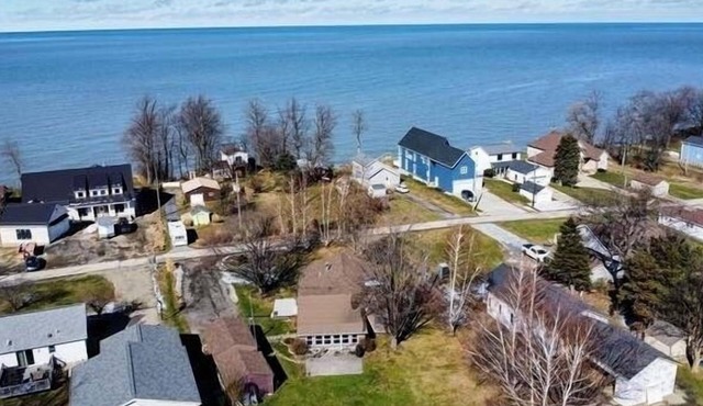 Heard it Through the Grapevine is a charming 3 - bedroom house in North East PA.
