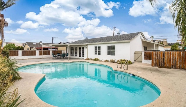 Heated pool, entire home, Free Parking, WiFi, Pets are allowed