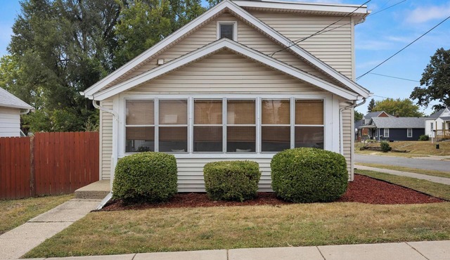 Heights Haus Charming 3BR, 2.5BA home in Peoria Heights.