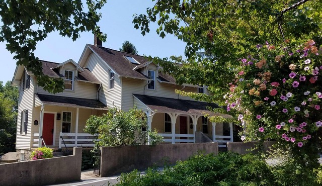 Historic Inn - Antique Furnishings - 2 Marble Bathrooms - Spa and Dining Onsite
