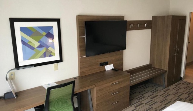 Holiday Inn Express & Suites - Pittsburgh - Monroeville by IHG