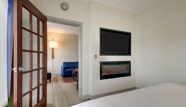 Holiday Inn Express & Suites Aurora - Naperville by IHG