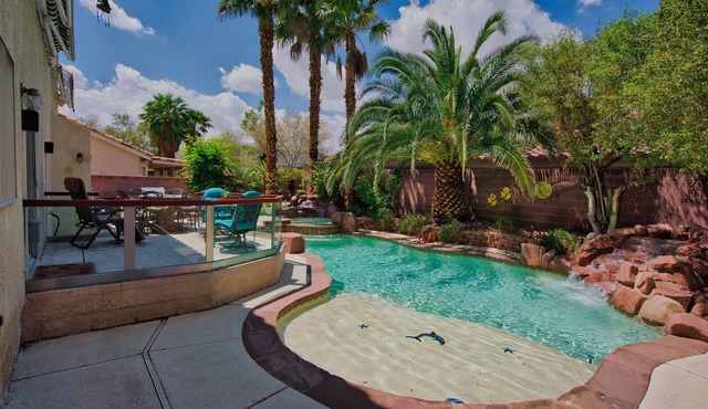 home/suite 3 bedrooms, office, pool in perfect location