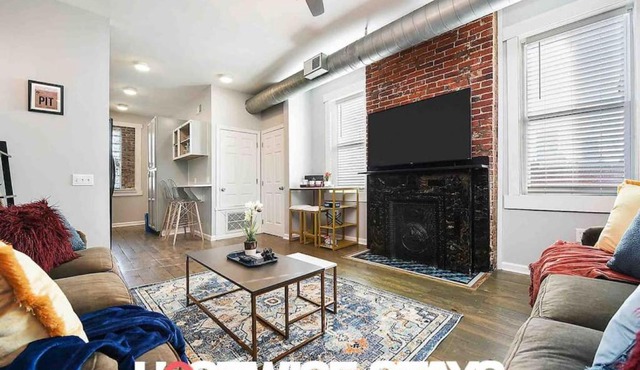 HostWise Stays - Triplex, Great for Groups, 3 Separate Apts, Free Parking in Pittsburgh