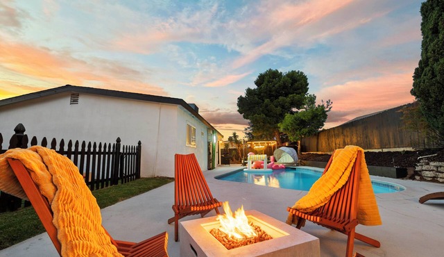 Hot Tub/Pool/Fire Pit/10 Mins to Beach