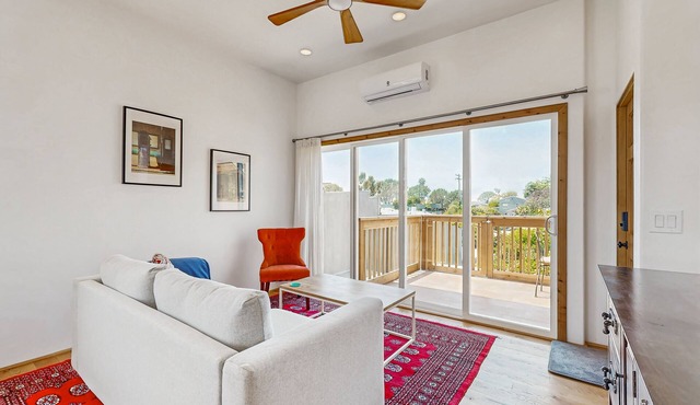 Idyllic Dog Friendly, Coastal Retreat w/Shared Pool - Walk to Beach & Lagoon