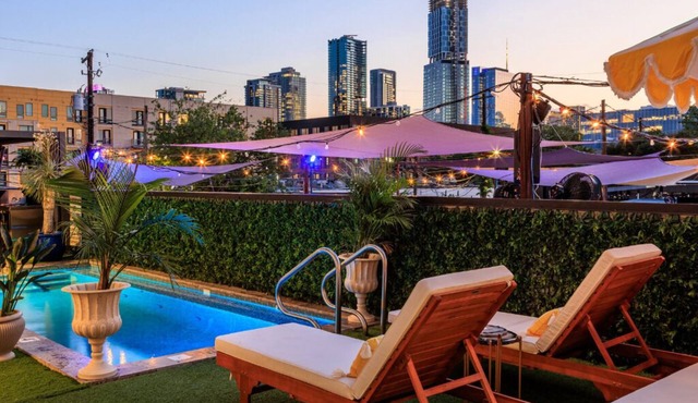 Inn Cahoots on 6th: 5BR/13Beds - Pool, Rooftop, Garden Bars, Walk to Everything!