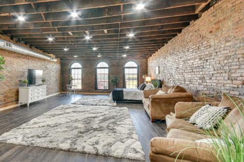 Jacuzzi Tub & Full Kitchen: Dowtown Hannibal Loft