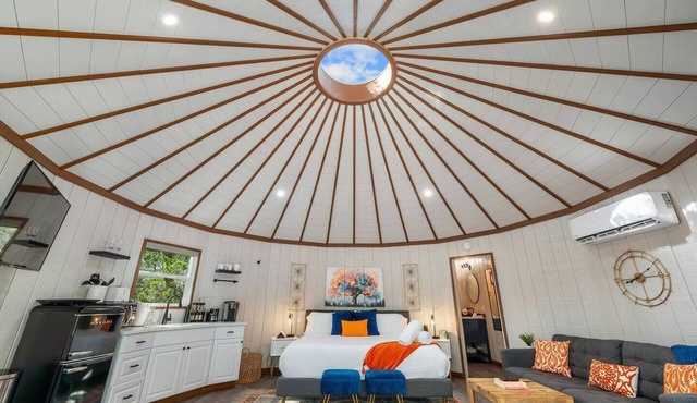 Jaw-Dropping Yurt! King Bed and Spa!
