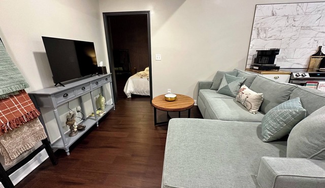 Katy Suite - Chic 2BR Stay on Katy Trail in Historic Mercantile near Hermann in Hermann