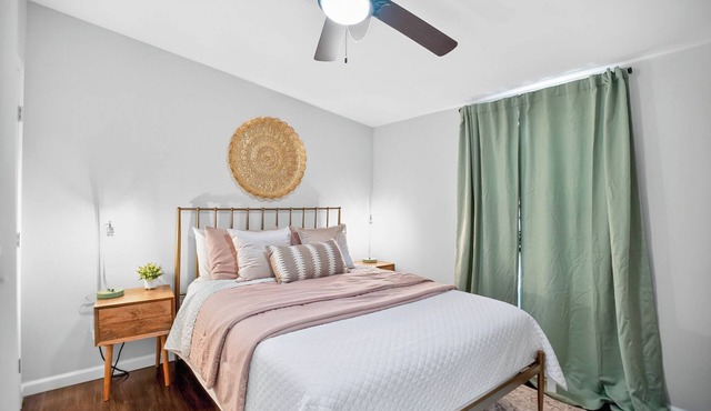 King-Bed & Large Kitchen Retreat Near Ecusta Trail
