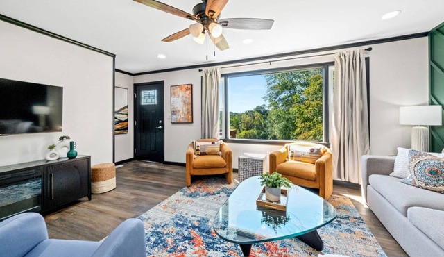 King Beds, Smart TVs, and Open Layout – Perfect for Families & Business Trips