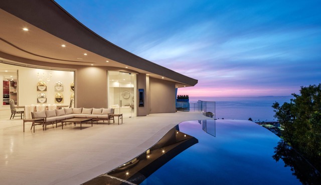La Jolla villa with 5 bedrooms, private pool, hot tub, and ocean views.