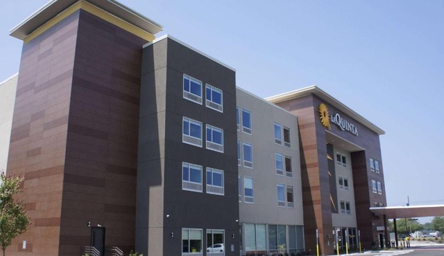 La Quinta Inn & Suites by Wyndham Manchester - Arnold AFB
