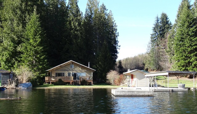 Lake house @ Lake Roesiger - Private beach & 1 acre of solitude