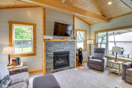 Lake Hubert Cabin w/Private Deck + Boat Dock