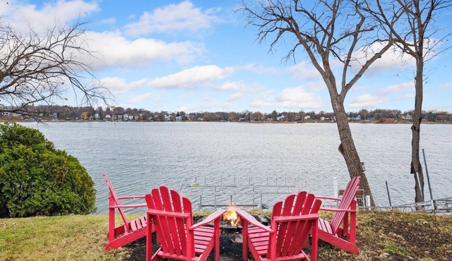 LAKE MTKA Waterfront Modern Farmhouse Extended Stays