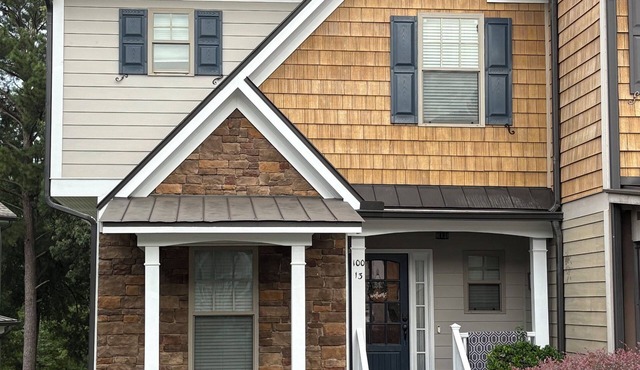 Lake Oconee waterfront Townhome in great location! Perfect for large families.