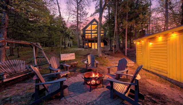 Lakeside: 4 Kings, Room4Groups, Hot Tub, Dock, Firewood