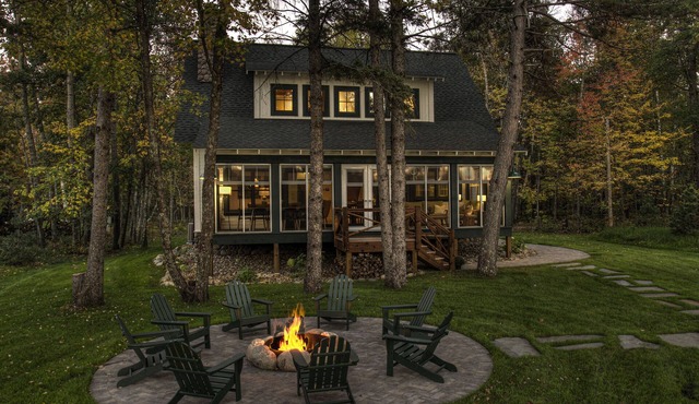 Lakeside Cottage-Heavenly Porch -Amazing Sunsets-2 Fireplaces-Includes Pontoon!