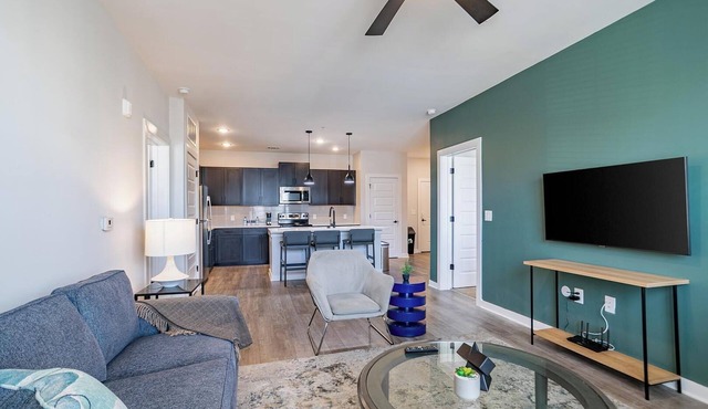 Landing | Spectacular 2BD, Pool, Gym in Buford