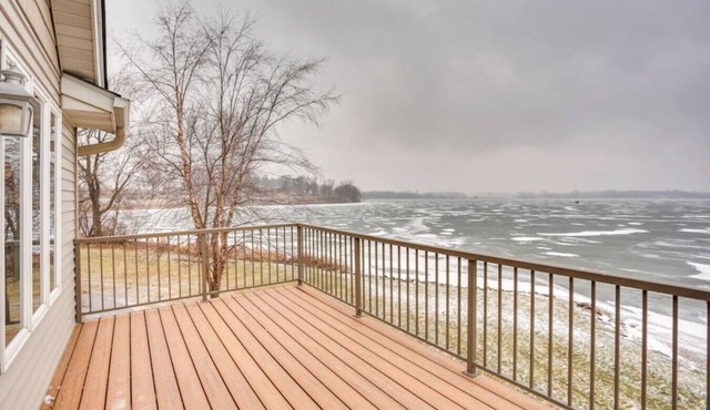 Large 2 bedroom on the water!