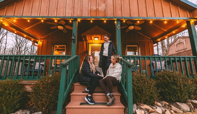 Large cabin-Game Room,Hot tub,Kid Friendly