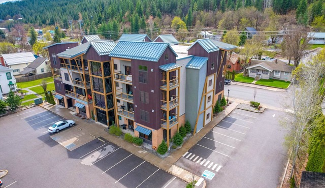 Large Condo Full Kitchen - 2 Beds, Mtn Views, Hot tub, Sauna, on Bike Trail in Kellogg