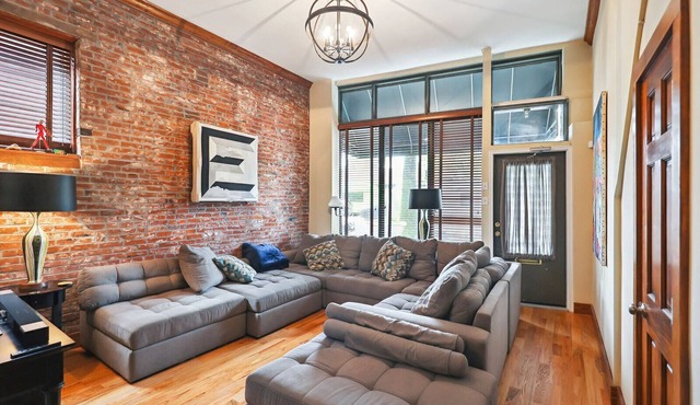Large Executive 1st Floor Apartment with Chefs Kitchen! in Saint Louis