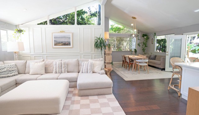 Large House with Jacuzzi, Sauna, Ping pong, Large yard - 6 minutes to Beach