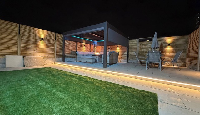 Large Modern 5 Bed Town House Within Birmingham City Centre in Birmingham