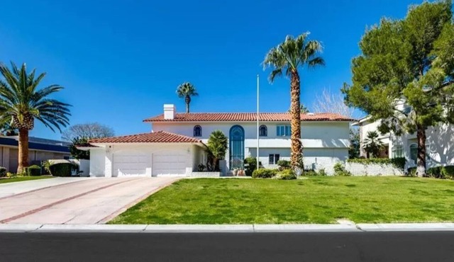 LAS VEGAS COUNTRY CLUB - ON THE CHAMPIONSHIP GOLF COURSE-