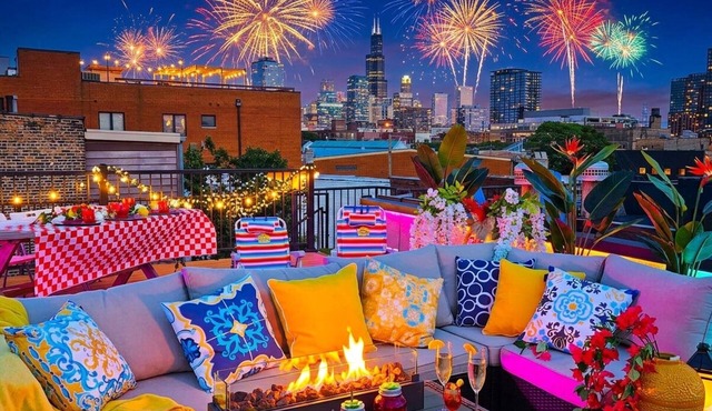 Last-Minute Chicago home with Rooftop Views +Private HOT TUB -Garage-Sleeps 12